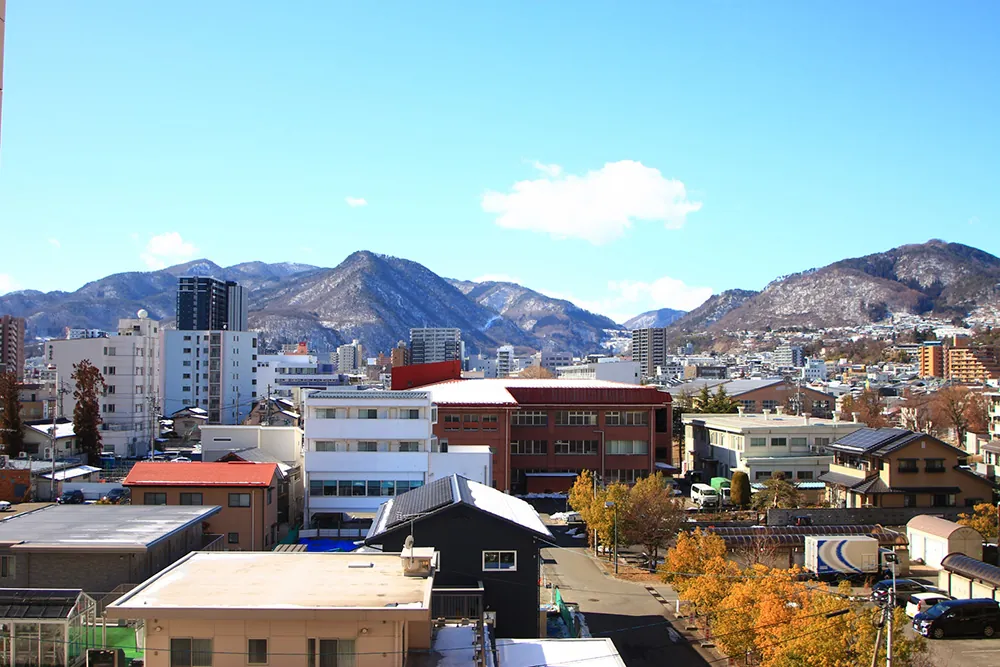 地域に根ざした不動産サービスと自然豊かな街並みの風景